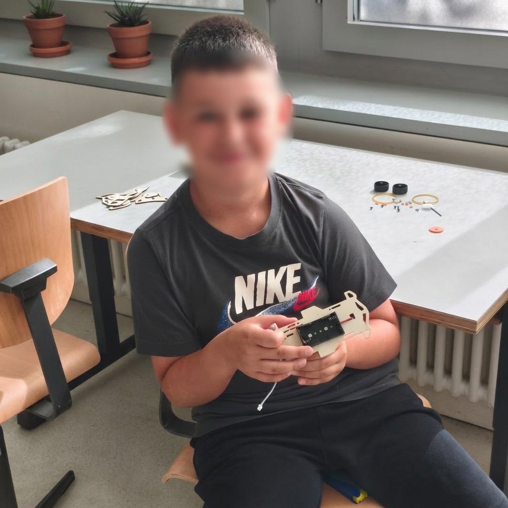 Schüler mit MINT-Objekt